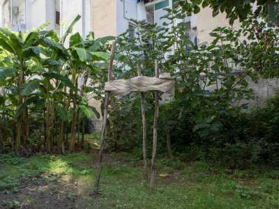 Una sua opera � esposta proprio nel giardino